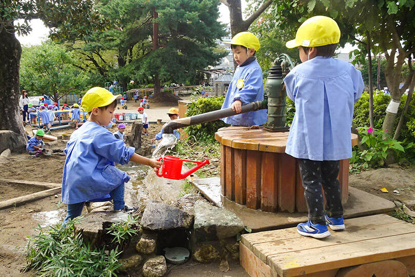 ポンプは子どもたちのお気に入り