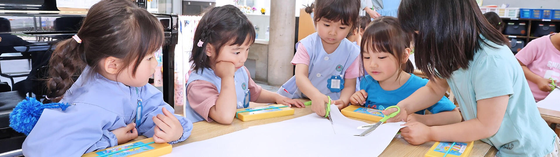 笑顔で遊ぶ4人の子どもたち