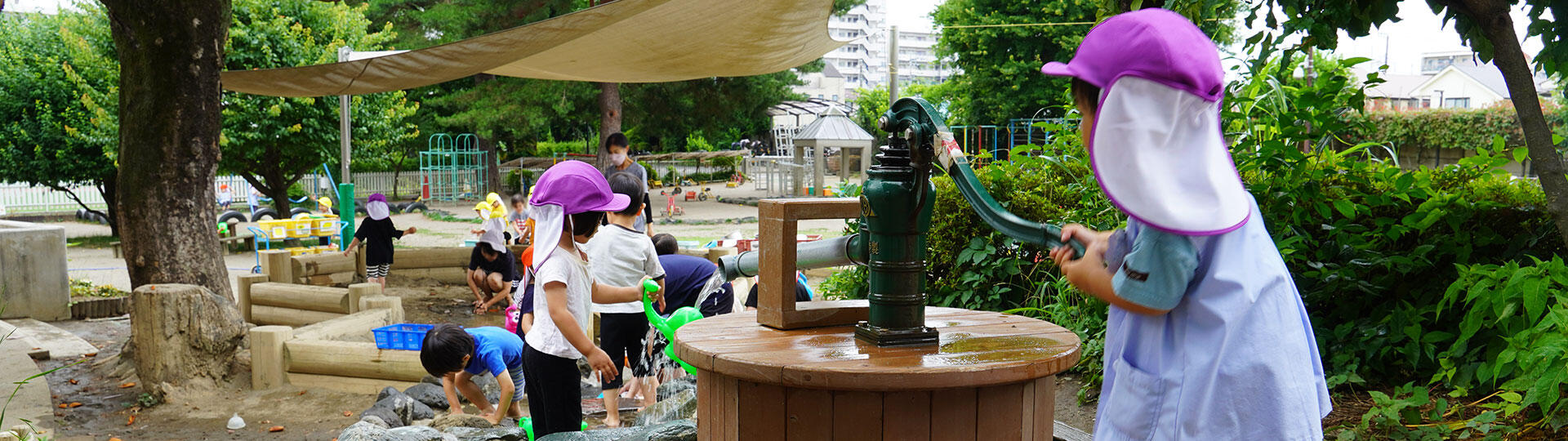 笑顔の2人の女の子たち