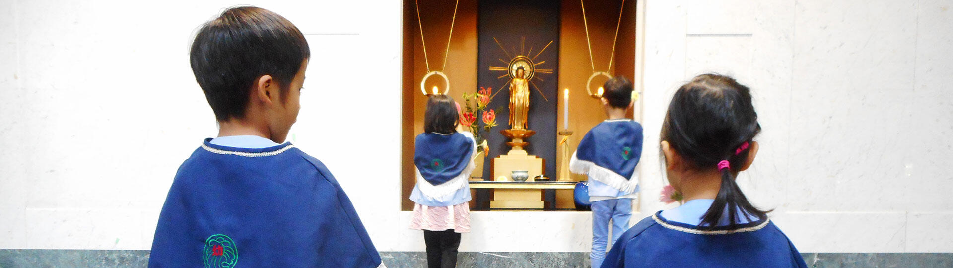 何かに興味津々な子どもたち